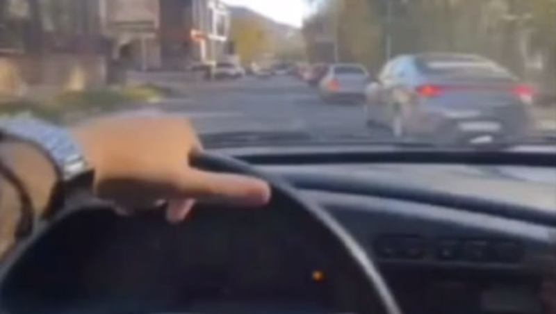 Объехавшего пробку по встречке автохама поймали в Пятигорске