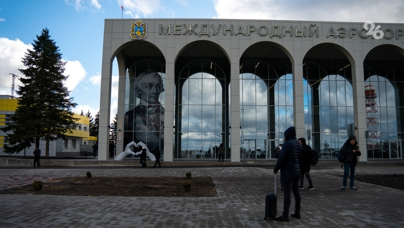 Дизайнер Артёмий Лебедев оценил скульптуры южных слонов в аэропорту Ставрополя