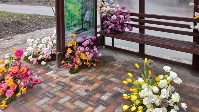 Автобусную остановку украсили цветами в Ставрополе для весеннего настроения