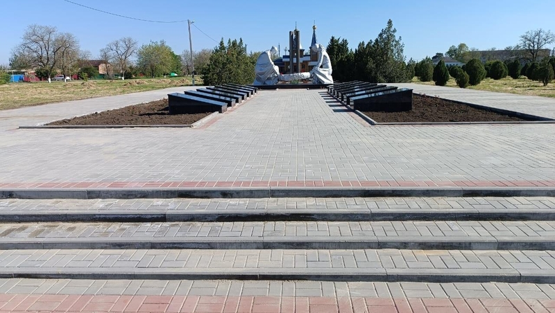 Площадь воинского мемориала отремонтировали в Красногвардейском округе перед 9 Мая