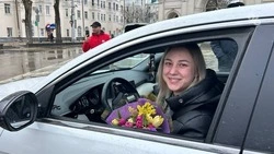 В Ставрополе прошла праздничная акция «Цветы для автоледи»