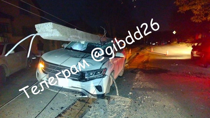 Опора ЛЭП упала на крышу автомобиля во время ДТП в Предгорном округе