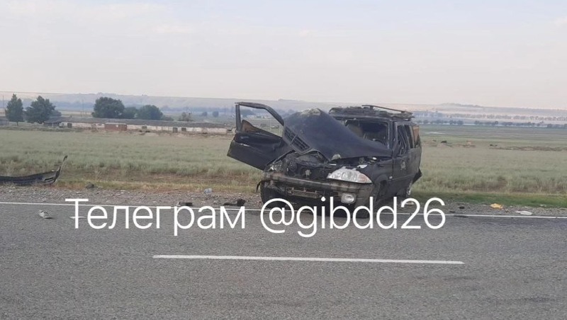 На Ставрополье водитель отвлёкся на магнитолу и спровоцировал аварию с тремя пострадавшими