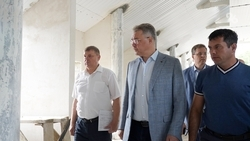 Новый подрядчик для стадиона и уборка урожая: губернатор Ставрополья посетил Кочубеевский округ  