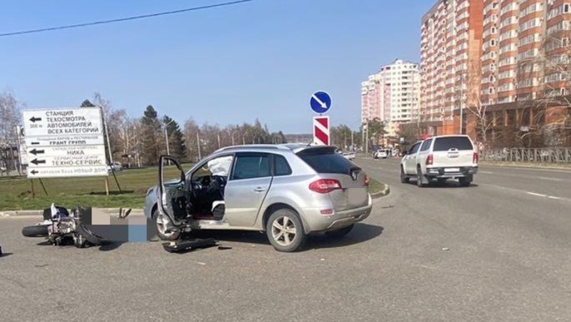 Водитель легковушки пересёк сплошную и сбил мотоциклиста в Ставрополе