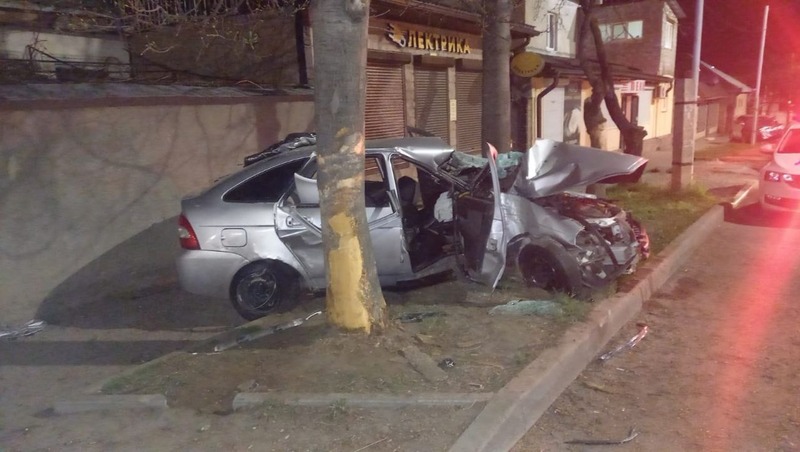 Водитель впал в кому после столкновения автомобиля с деревом в Кисловодске