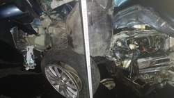 В Невинномысске водитель не заметил стоящий с аварийными огнями грузовик и въехал в него 