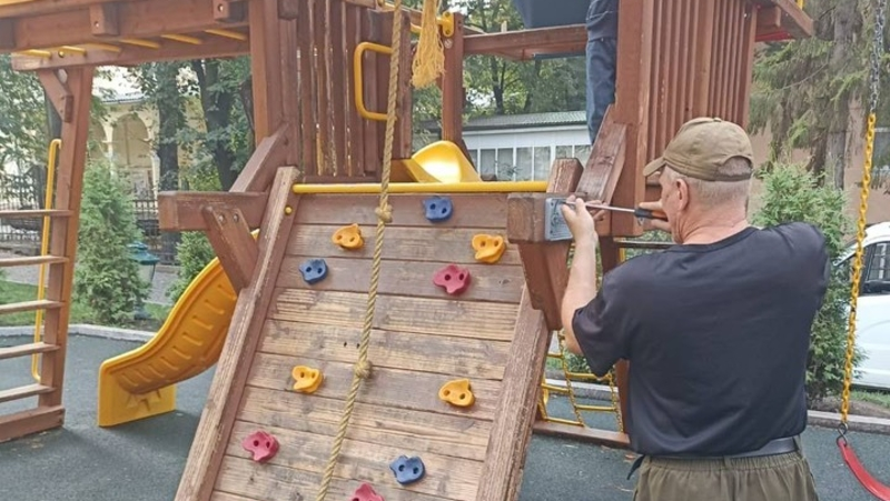 В Кисловодске отремонтировали детские площадки 