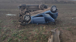 Два автомобиля съехали в поле и перевернулись после ДТП в Грачёвском округе