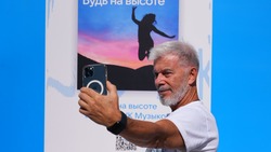 Газманов побывал на альтернативной площадке форума в Ставрополе и сфотографировался с фанатами