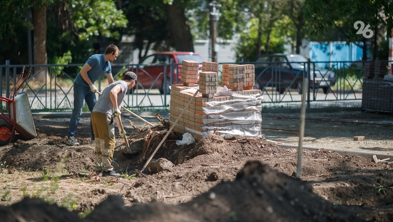 Территорию рядом с районной больницей благоустраивают в Светлограде 