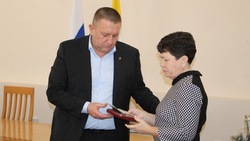 Глава Минераловодского округа вручил награды родственникам погибших участников СВО