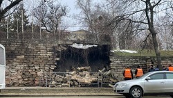 Обвалившиеся части подпорной стены Крепостной горы в Ставрополе используют при реставрации