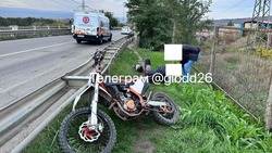 Поездка ставропольского мотоциклиста-бесправника закончилась переломом ноги