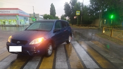 Жительница Будённовска попала под колёса иномарки и получила тяжёлые травмы