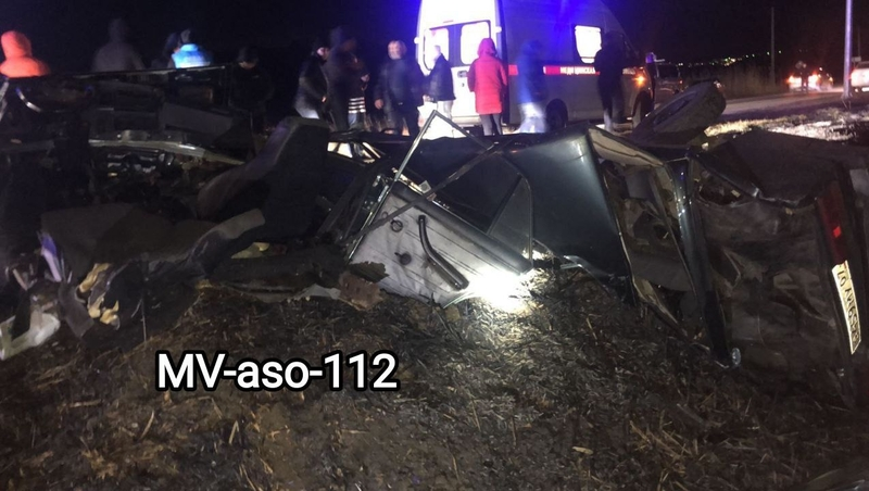 Под Минводами водитель и пассажир ВАЗа выпали на трассу и угодили под колëса иномарки