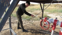 Двое мужчин пытались похитить 23 тонны нефти из скважин на востоке Ставрополья