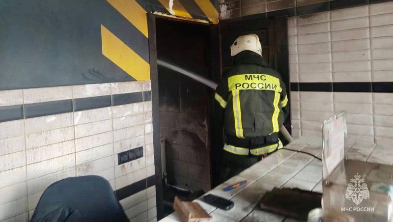 Сотрудники МЧС спасли двоих человек из пожара в георгиевском кафе
