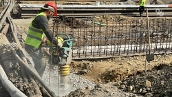 В три смены, не покладая рук: как ремонтируют главную дорожную артерию села Александровского