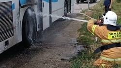 Загоревшийся автобус потушили на трассе в Андроповском округе