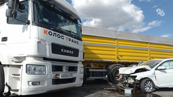 Затор образовался на трассе «Кавказ» в Андроповском округе из-за аварии с фурой