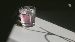 Врач Скальный: В холода россиянам нужно пить много воды и есть больше солений