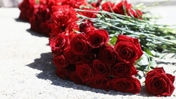 Жители Дербента несут цветы к стихийному мемориалу в память об аятолле Хаменеи