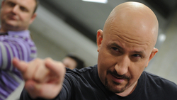 Шансонье Жека упал на сцене во время своего концерта в Ессентуках