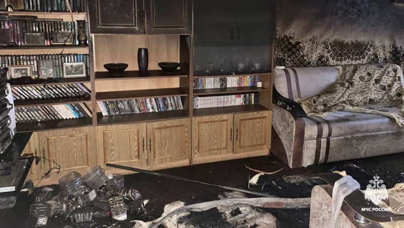 Пожарные спасли четыре человека из горящей квартиры в Будённовске