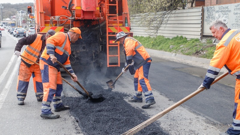 Сельскую дорогу в Предгорье ремонтируют по госпрограмме