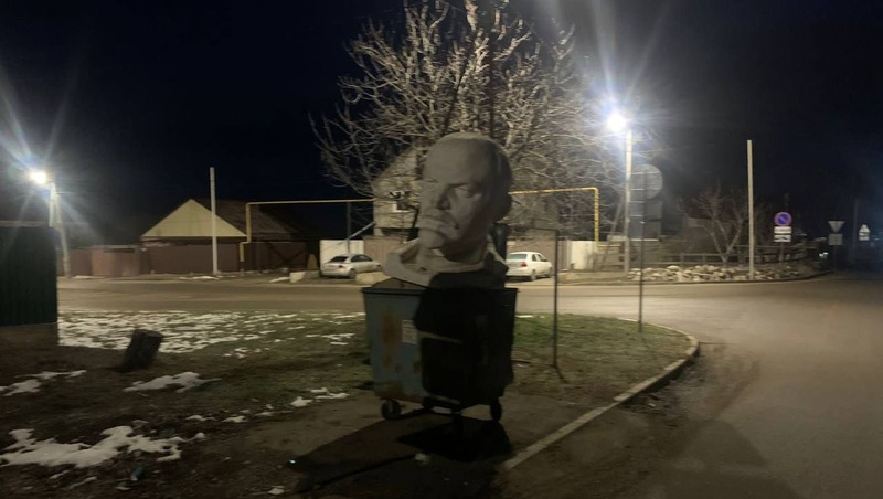 Бюст Ленина выкинули в мусорку в посёлке Иноземцево