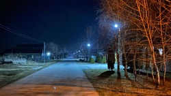 Освещение на трёх улицах обновили в посёлке Кировского округа