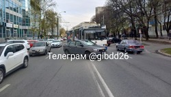 Пожилая женщина пострадала из-за столкновения легковушки и троллейбуса на юге Ставрополя