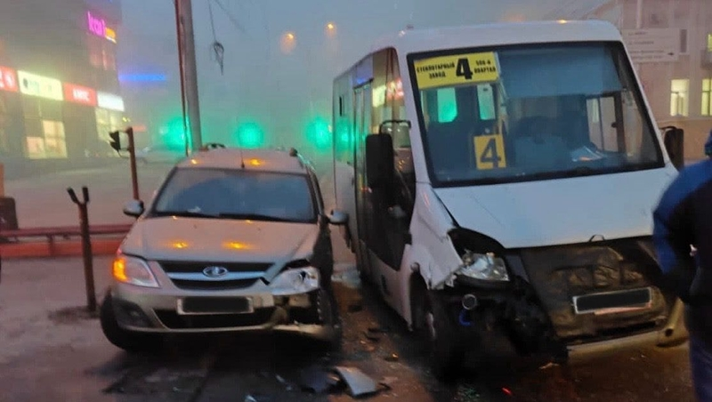 Легковушка и маршрутка с пассажирами столкнулись в центре Ставрополя