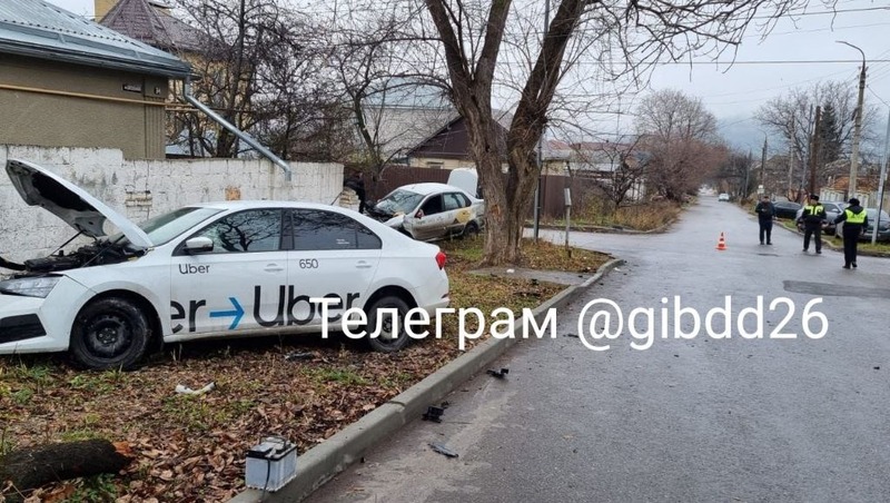 Подросток получил травмы при столкновении двух такси на Ставрополье