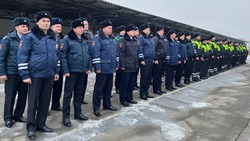 Автоинспекторов, спасших водителя загоревшегося автобуса, наградили в Кисловодске