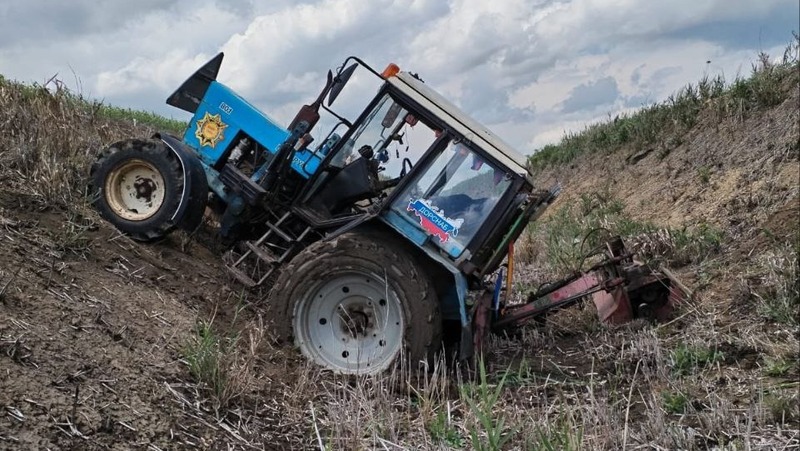 На Ставрополье водитель трактора умер за рулём 