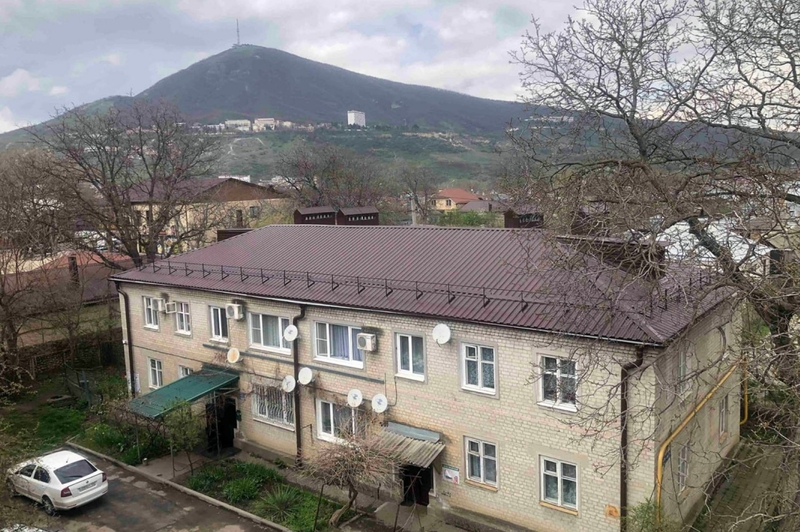 Капремонт крыши двухэтажки 1965 года постройки завершили в Пятигорске