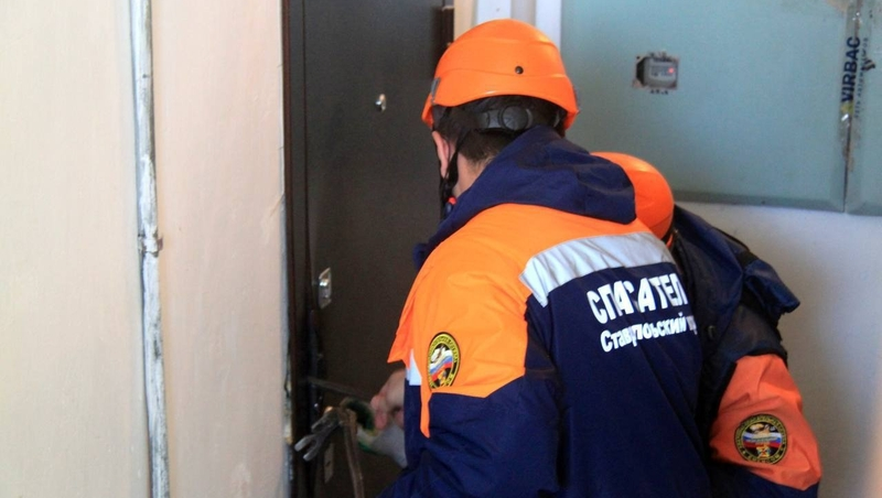 Тела двух мужчин нашли в запертых домах на Ставрополье 