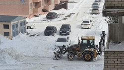 Ставропольцам объяснили, куда обратиться, если машины мешают уборке снега во дворе дома