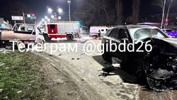 В Пятигорске столкнулись эвакуатор и Mercedes