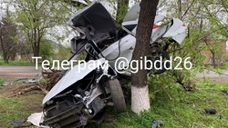 Пятигорские врачи борются за жизнь начинающего водителя, который снёс столб и въехал в дерево