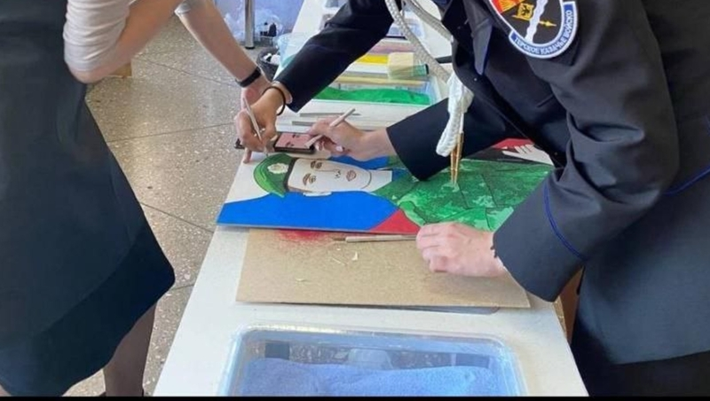 Портреты героев СВО из песка создают школьники Пятигорска