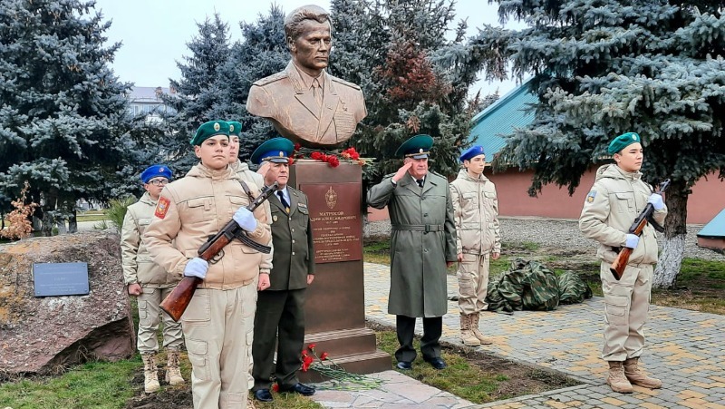 В Минеральных Водах установили бюсты советских военачальников 