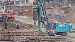Свайное поле для фундамента первой опоры моста начали монтировать в Пятигорске