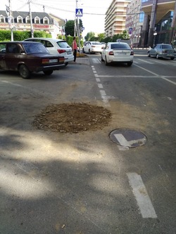 Провал асфальта на пересечении улиц в центре Ставрополя засыпали