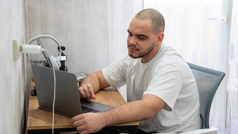 «Решил зарабатывать на хобби»: соцконтракт помог жителю Невинномысска стать графическим дизайнером