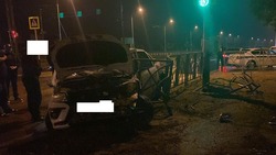 Водитель легковушки протаранил дорожное ограждение в Ставрополе
