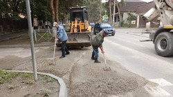 Коммунальщики Кисловодска очищают улицы от песка и гравия после сильных ливней