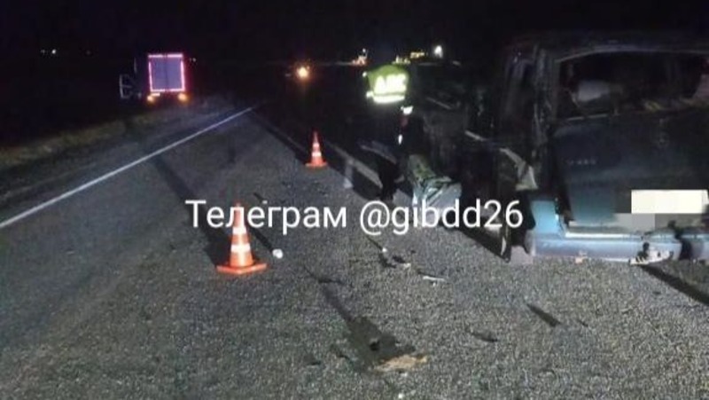 Грузовая «Газель» врезалась в стоящее на «аварийке» авто в Арзгирском округе
